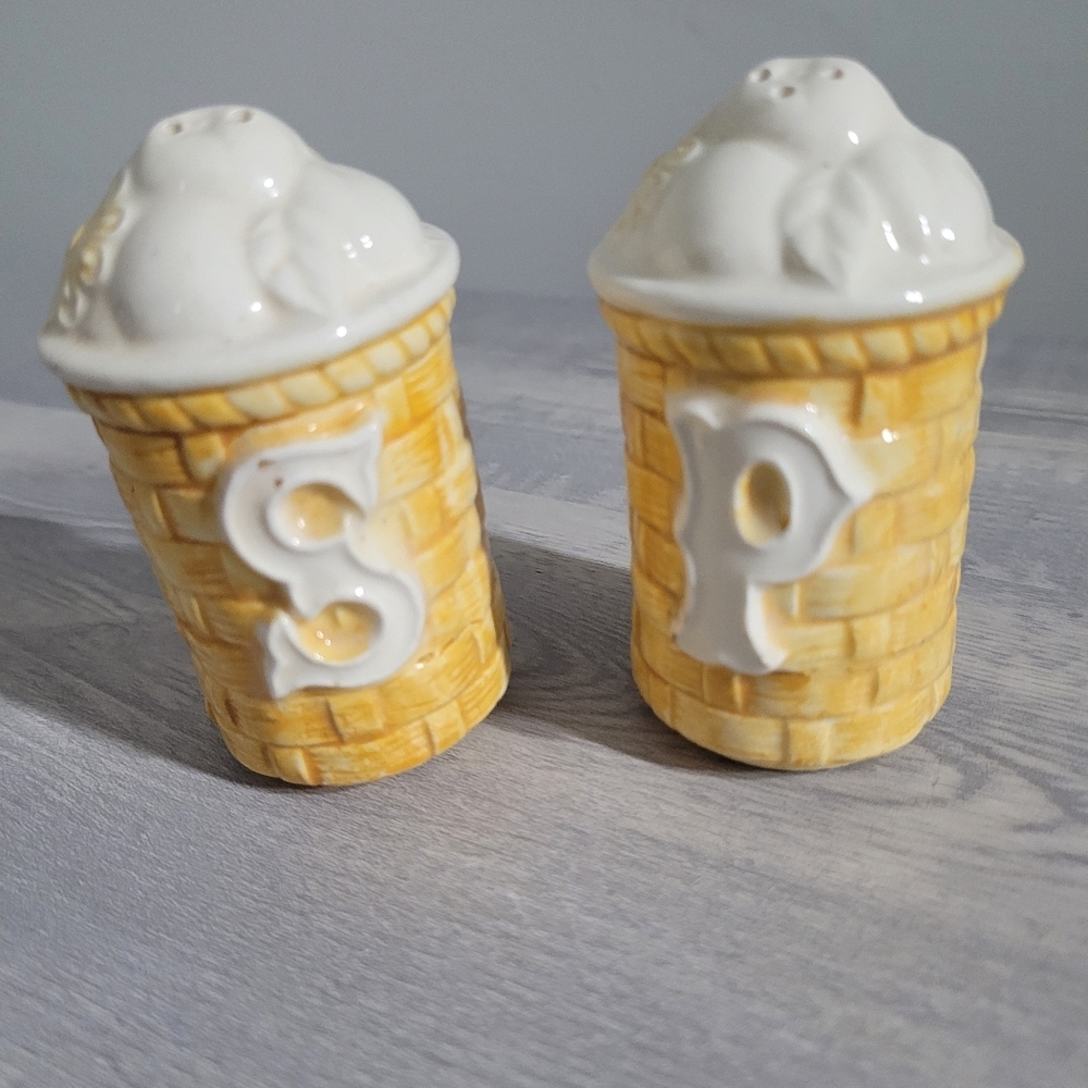 70’s Vintage Retro Salt & Pepper Floral Basket Weave Shakers